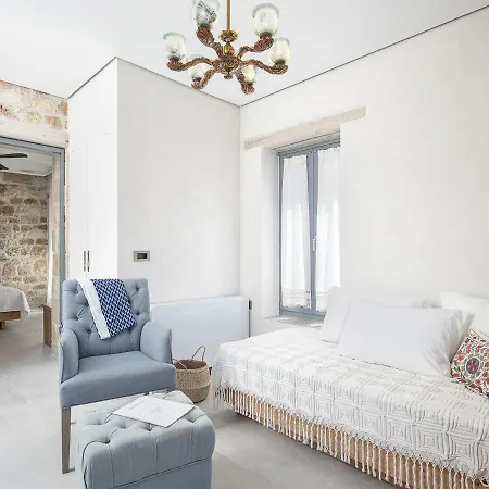 Living * Hriszí Aktí Haniá